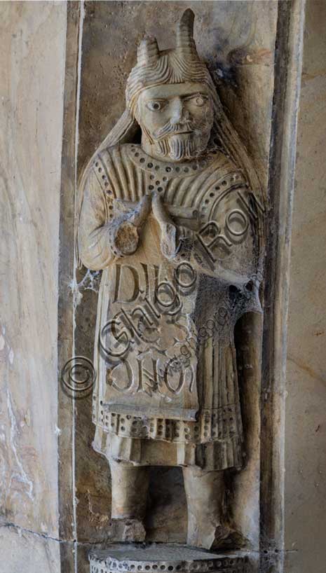 Fidenza, Duomo (Cattedrale di San Donnino), facciata, portale maggiore: dettaglio dell’archivolto con una delle figure di profeti raffiguranti I comandamenti con l’iscrizione:  DILI/GES / D[OMI]N[V]M = Amerai il Signore (Dt 6, 5).Opera di Benedetto Antelami e bottega.