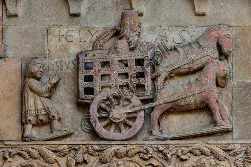 Fidenza, Duomo (Cattedrale di S. Donnino), Facciata: bassorilievo con "Il profeta Elia rapito in cielo con il suo carro e seguito da Eliseo, suo principale discepolo", di Benedetto Antelami e bottega.