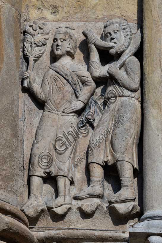 Fidenza, Duomo (Cattedrale di San Donnino), abside: “i mesi di marzo e aprile”, formella superstite di un probabile ciclo dei mesi, forse proveniente da un portale smembrato.Opera di Benedetto Antelami e bottega.