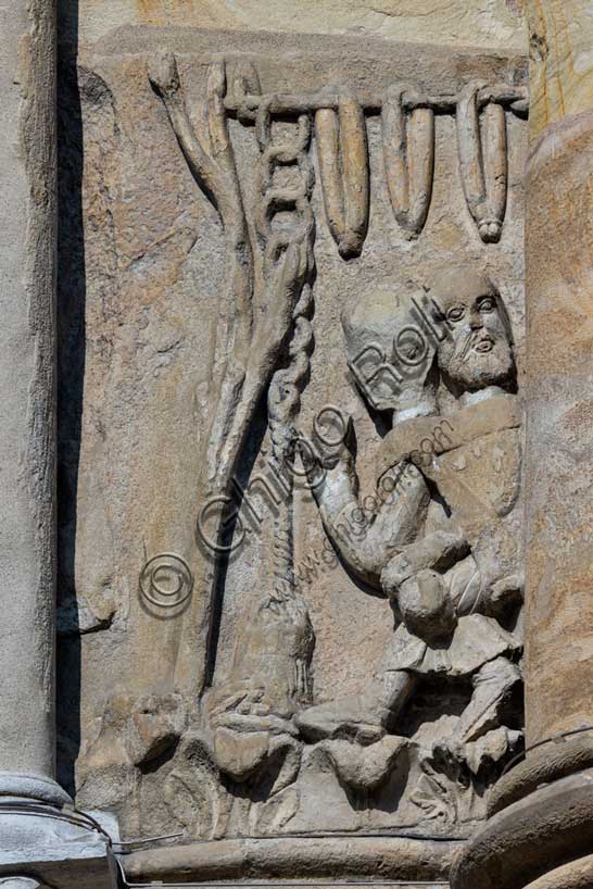 Fidenza, Duomo (Cattedrale di San Donnino), abside: “il mese di gennaio”, formella superstite di un probabile ciclo dei mesi, forse proveniente da un portale smembrato.Opera di Benedetto Antelami e bottega.