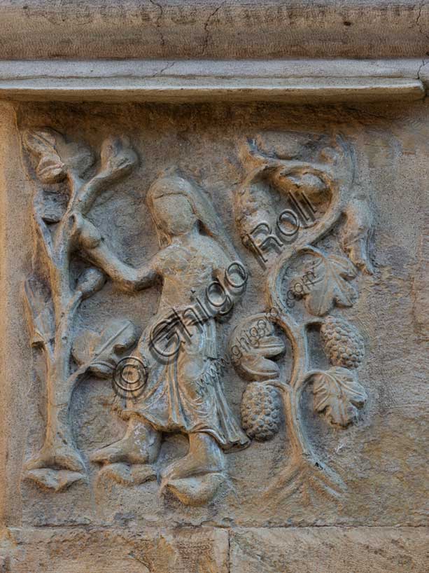 Fidenza, Duomo (Cattedrale di San Donnino), abside: “il mese di settembre o il segno zodiacale della Vergine”, formella superstite di un probabile ciclo dei mesi, forse proveniente da un portale smembrato.Opera di Benedetto Antelami e bottega.