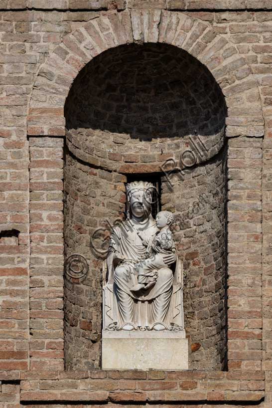 Fidenza, Duomo (Cattedrale di San Donnino), campanile: copia della statua “Madonna con Bambino” di Benedetto Antelami, conservata nel Museo Diocesano.