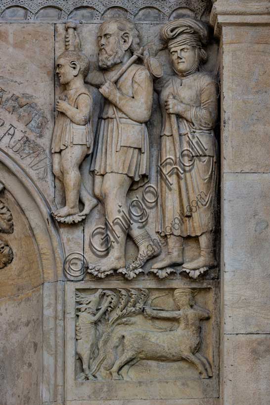 Fidenza, duomo (Cattedrale di San Donnino), facciata, formella: un centauro colpisce un cervo  e sopra una famiglia di pellegrini poveri verso la Via FrancigenaOpera di Benedetto Antelami.