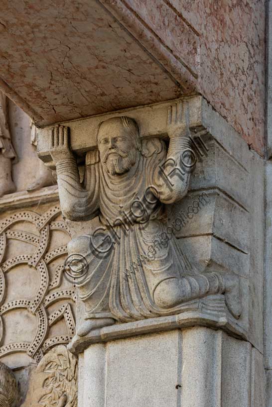 Fidenza, Duomo (Cattedrale di San Donnino), facciata, il portale maggiore,  protiro: telamone di sinistra.Opera di Benedetto Antelami e bottega.