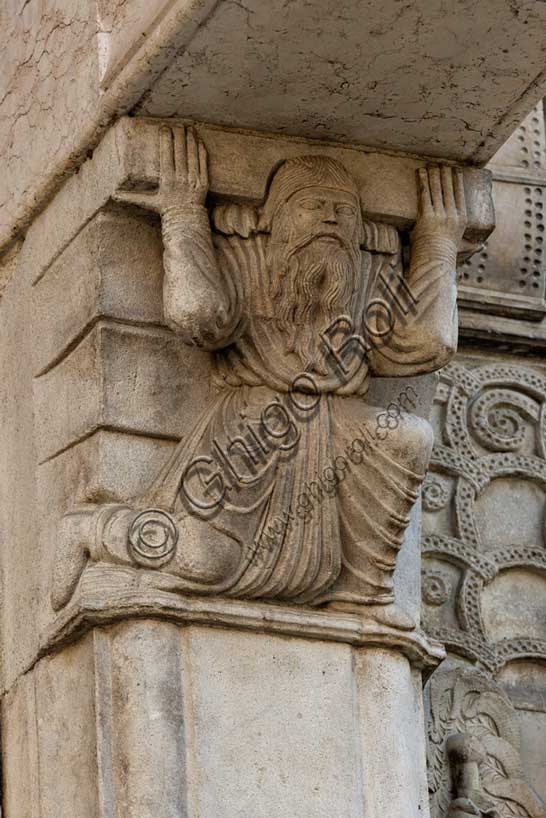 Fidenza, Duomo (Cattedrale di San Donnino), facciata, il portale maggiore,  protiro: telamone di sinistra.