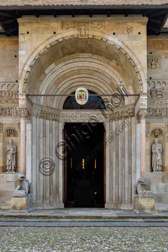 Fidenza, Duomo (Cattedrale di San Donnino), facciata: il portale maggiore.