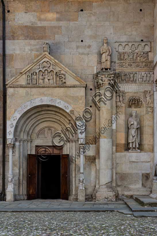 Fidenza, Duomo (Cattedrale di San Donnino), facciata: il portale sinistro e le sculture tra questo e il portale maggiore.