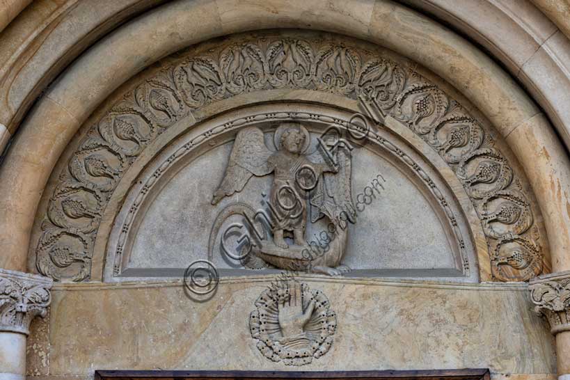 Fidenza, Duomo (Cattedrale di San Donnino), facciata: la lunetta del portale destro con “San Michele che uccide il drago”. Opera di Benedetto Antelami e bottega.