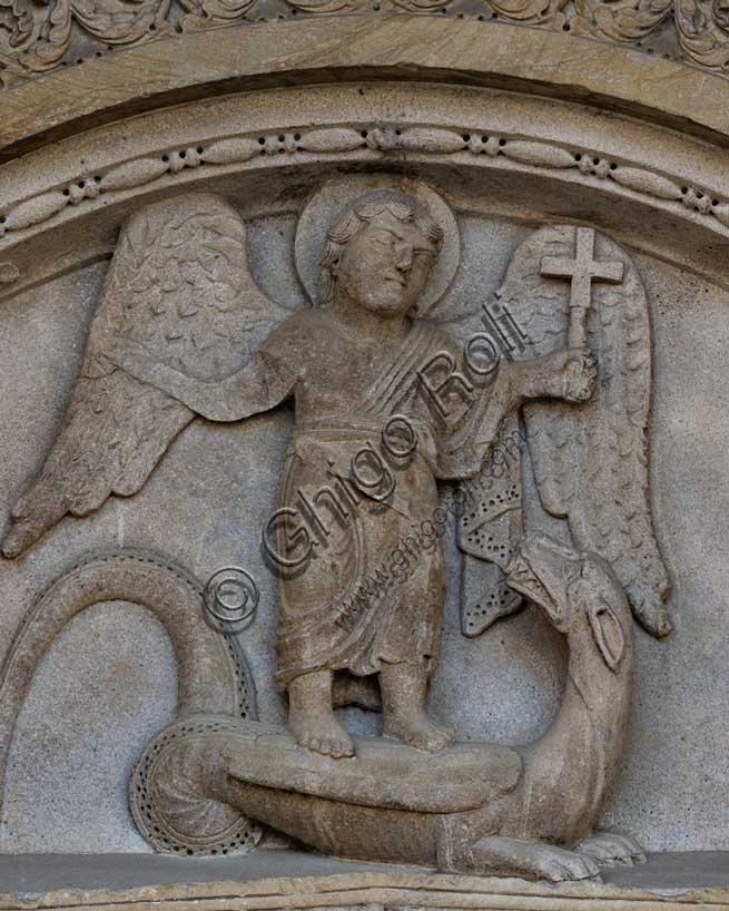 Fidenza, Duomo (Cattedrale di San Donnino), facciata: la lunetta del portale destro con “San Michele che uccide il drago”. Opera di Benedetto Antelami e bottega.