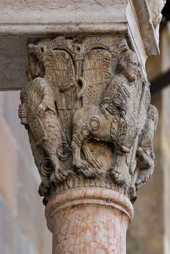 Fidenza, Duomo (Cattedrale di San Donnino), facciata, portale maggiore, protiro: il capitello di destra con “i Quattro Evangelisti”.  A A sinistra “S. Giovanni”, con piedi d’aquila e l’iscrizione: IN / PRI / N.CI / PIO (In principio (Gv 1, ) = in principio…). A destra “S. Matteo” con piedi umani che porta l’iscrizione: LIBER. / [G]ENE / [R]ACI / [ON]NIS. (Liber generationis (Mt 1,1)= Libro della generazione…); Opera di Benedetto Antelami e bottega.