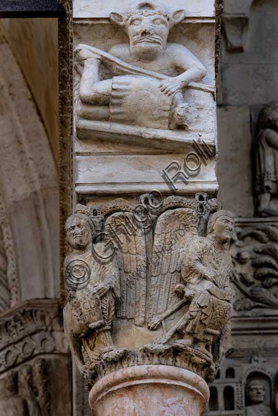 Fidenza, Duomo (Cattedrale di San Donnino), facciata, portale maggiore, protiro: il capitello di destra con “i Quattro Evangelisti”, sormontato da “iI Diavolo che tormenta il giusto Giobbe”. Opera di Benedetto Antelami e bottega.