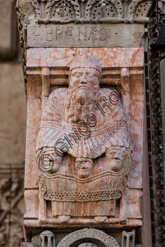 Fidenza, Duomo (Cattedrale di San Donnino), facciata, portale maggiore, protiro: il capitello con “il patriarca Abramo” che reca in grembo, proteggendole, tre figure umane simboleggianti "i giusti”.Opera di Benedetto Antelami e bottega.