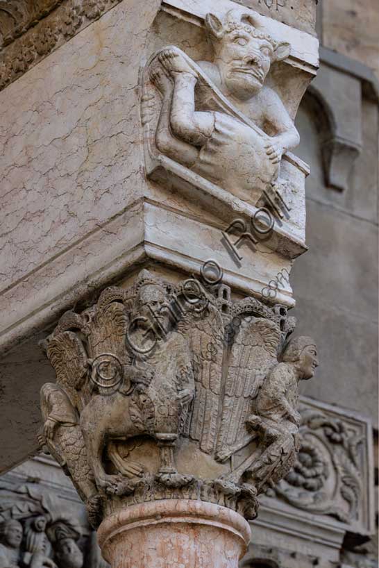 Fidenza, Duomo (Cattedrale di San Donnino), facciata, portale maggiore, protiro: il capitello di destra con “i Quattro Evangelisti”, sormontato da “iI Diavolo che tormenta il giusto Giobbe”. Opera di Benedetto Antelami e bottega.