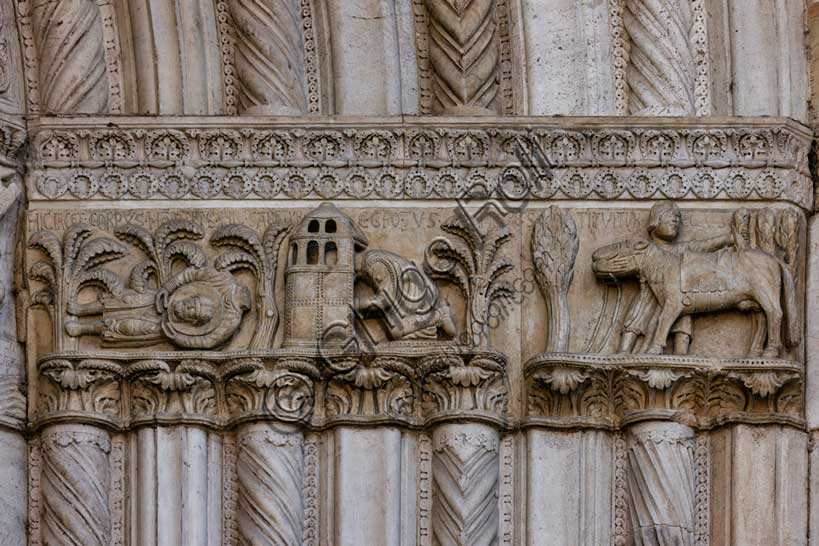 Fidenza, duomo (Cattedrale di San Donnino), facciata, portale maggiore: dettaglio dell’archivolto con “Storie di San Donnino”.Donnino si adagia tra le piante sulla sponda del torrente Stirone e muore. Donnino guarisce un ammalato, che si era recato a pregare nella chiesetta edificata sul luogo del martirio.Donnino fa ritrovare al miracolato il cavallo che gli era stato rubato mentre stava in chiesa.Opera di  Benedetto Antelami e bottega.