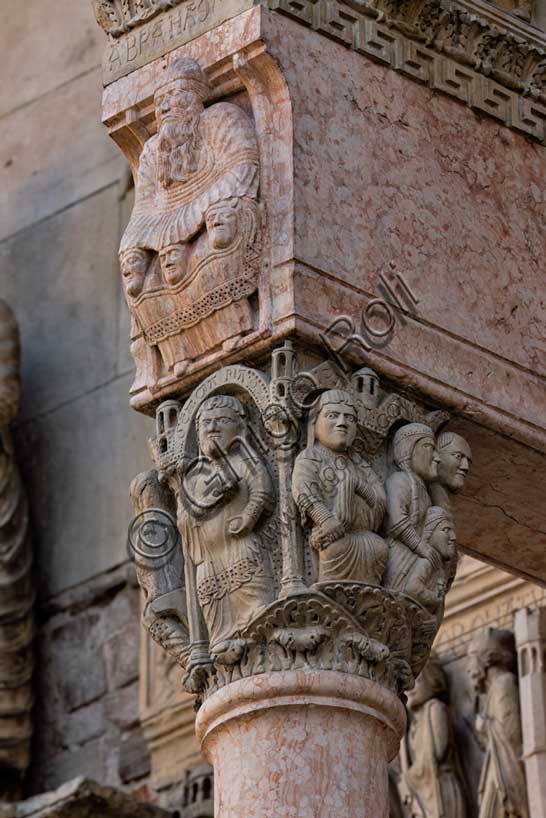 Fidenza, Duomo (Cattedrale di San Donnino), facciata, portale maggiore, protiro: il capitello di sinistra con “Storie di Maria Vergine”, sormontato da “il patriarca Abramo” che reca in grembo, proteggendole, tre figure umane simboleggianti "i giusti”.Opera di Benedetto Antelami e bottega.