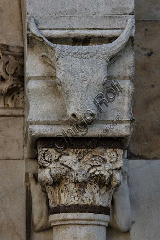 Fidenza, Duomo (Cattedrale di San Donnino), facciata, portale sinistro, protiro; capitello e mensola con bucranio (a destra).Opera di Benedetto Antelami e bottega.