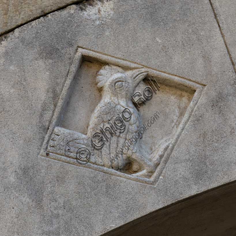 Fidenza, Duomo (Cattedrale di San Donnino), facciata, portale sinistro, protiro, serie di losanghe con allegorie delle virtù teologali e delle virtù cardinali: “la speranza”. Opera di Benedetto Antelami e bottega.