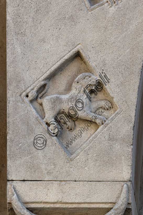 Fidenza, Duomo (Cattedrale di San Donnino), facciata, portale sinistro, protiro, serie di losanghe con allegorie delle virtù teologali e delle virtù cardinali: “la fortezza”. Opera di Benedetto Antelami e bottega.