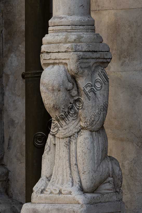 Fidenza, Duomo (Cattedrale di San Donnino), facciata, portale sinistro: il telamone di sinistra che regge il protiro.Opera di Benedetto Antelami e bottega.