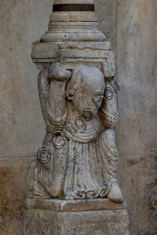 Fidenza, Duomo (Cattedrale di San Donnino), facciata, portale sinistro: il telamone di destra che regge il protiro.Opera di Benedetto Antelami e bottega.