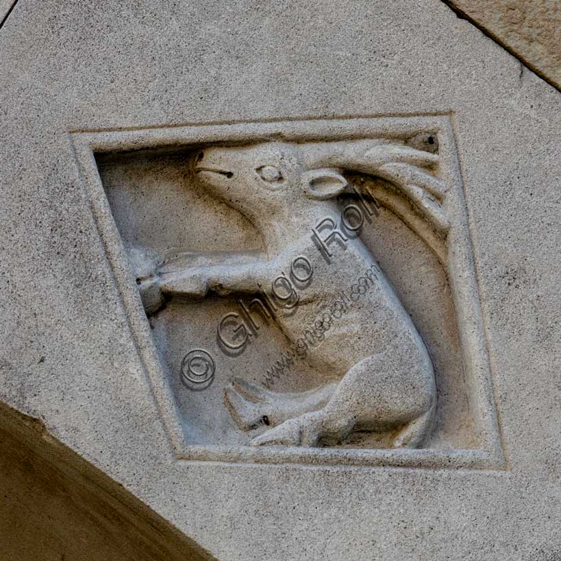 Fidenza, Duomo (Cattedrale di San Donnino), facciata, portale sinistro, protiro, serie di losanghe con allegorie delle virtù teologali e delle virtù cardinali: “la carità”. Opera di Benedetto Antelami e bottega.