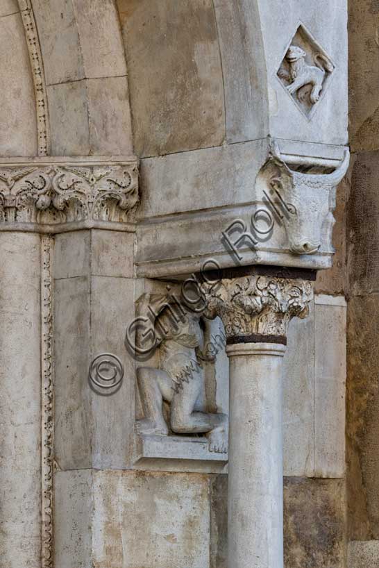 Fidenza, duomo (Cattedrale di San Donnino), facciata, portale sinistro, protiro: telamone, capitello e mensola con bucranio (a destra) .Opera di Benedetto Antelami e bottega.