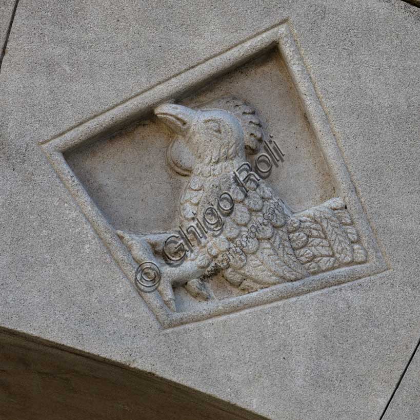 Fidenza, Duomo (Cattedrale di San Donnino), facciata, portale sinistro, protiro, serie di losanghe con allegorie delle virtù teologali e delle virtù cardinali: “la speranza”. Opera di Benedetto Antelami e bottega.