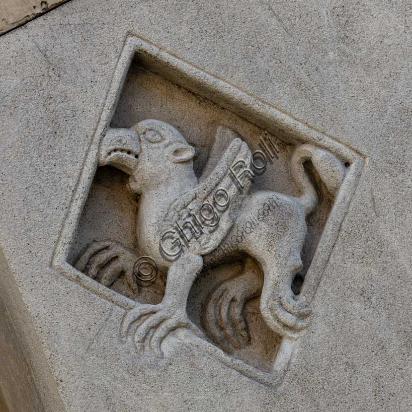 Fidenza, Duomo (Cattedrale di San Donnino), facciata, portale sinistro, protiro, serie di losanghe con allegorie delle virtù teologali e delle virtù cardinali: “la giustizia”. Opera di Benedetto Antelami e bottega.