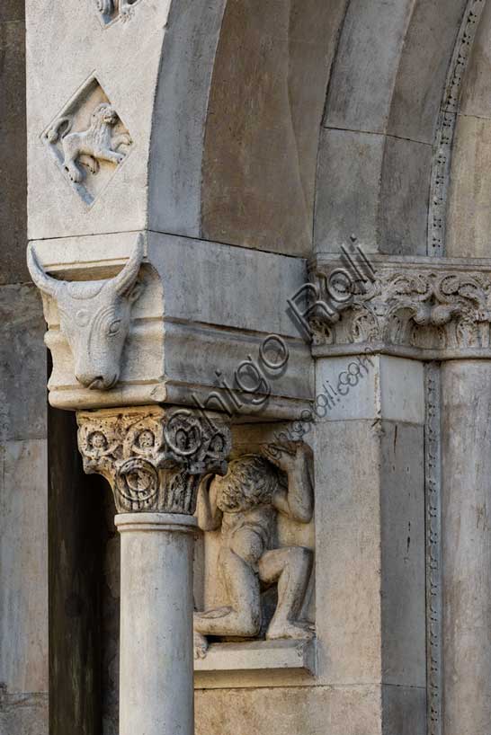 Fidenza, duomo (Cattedrale di San Donnino), facciata, portale sinistro, protiro: telamone, capitello e mensola con bucranio (a sinistra) .Opera di Benedetto Antelami e bottega.