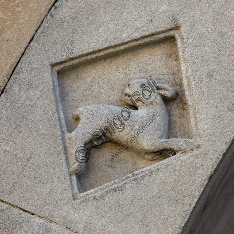 Fidenza, Duomo (Cattedrale di San Donnino), facciata, portale sinistro, protiro, serie di losanghe con allegorie delle virtù teologali e delle virtù cardinali: “la prudenza”. Opera di Benedetto Antelami e bottega.