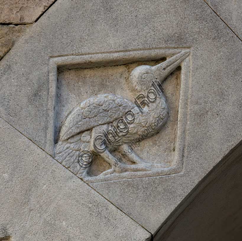 Fidenza, Duomo (Cattedrale di San Donnino), facciata, portale sinistro, protiro, serie di losanghe con allegorie delle virtù teologali e delle virtù cardinali: “la temperanza”. Opera di Benedetto Antelami e bottega.