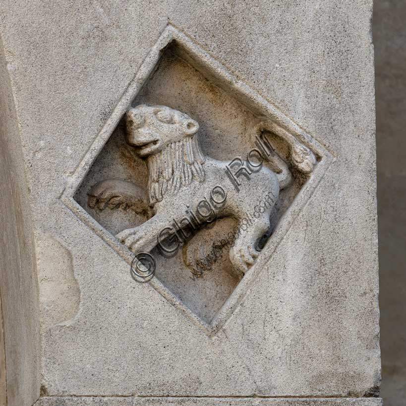 Fidenza, Duomo (Cattedrale di San Donnino), facciata, portale sinistro, protiro, serie di losanghe con allegorie delle virtù teologali e delle virtù cardinali: “la fortezza”. Opera di Benedetto Antelami e bottega.