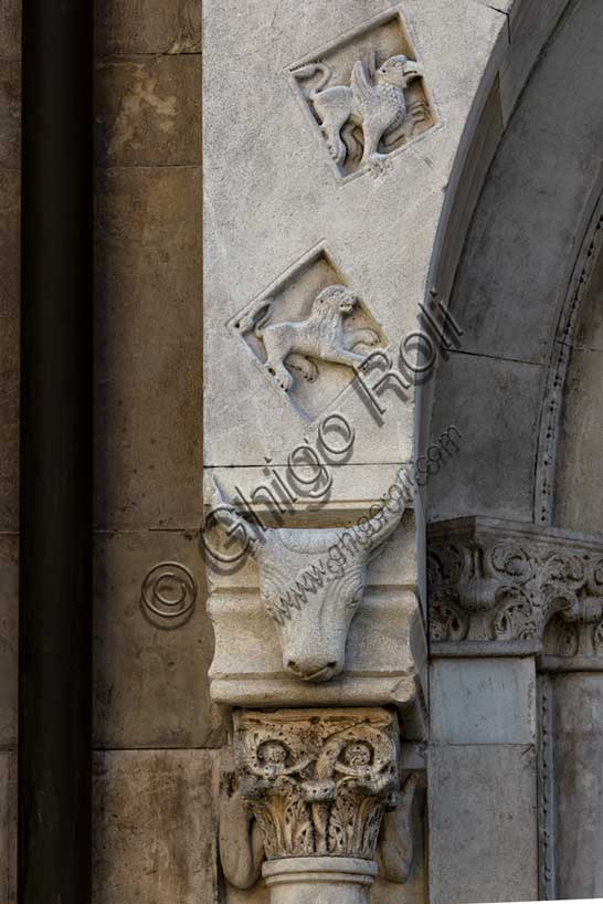 Fidenza, duomo (Cattedrale di San Donnino), facciata, portale sinistro, protiro: telamone, capitello e mensola con bucranio (a sinistra) .Opera di Benedetto Antelami e bottega.