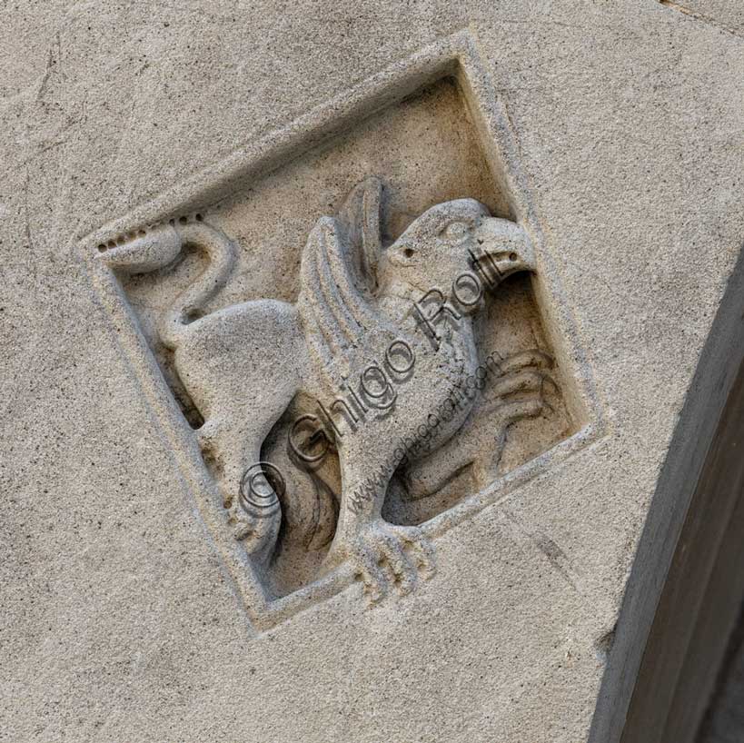 Fidenza, Duomo (Cattedrale di San Donnino), facciata, portale sinistro, protiro, serie di losanghe con allegorie delle virtù teologali e delle virtù cardinali: “la giustizia”. Opera di Benedetto Antelami e bottega.