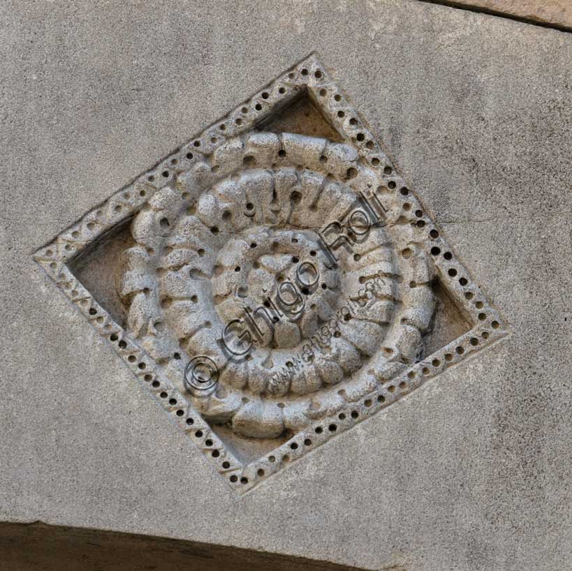 Fidenza, Duomo (Cattedrale di San Donnino), facciata, portale sinistro, protiro, serie di losanghe con allegorie delle virtù teologali e delle virtù cardinali: “la fede”. Opera di Benedetto Antelami e bottega.