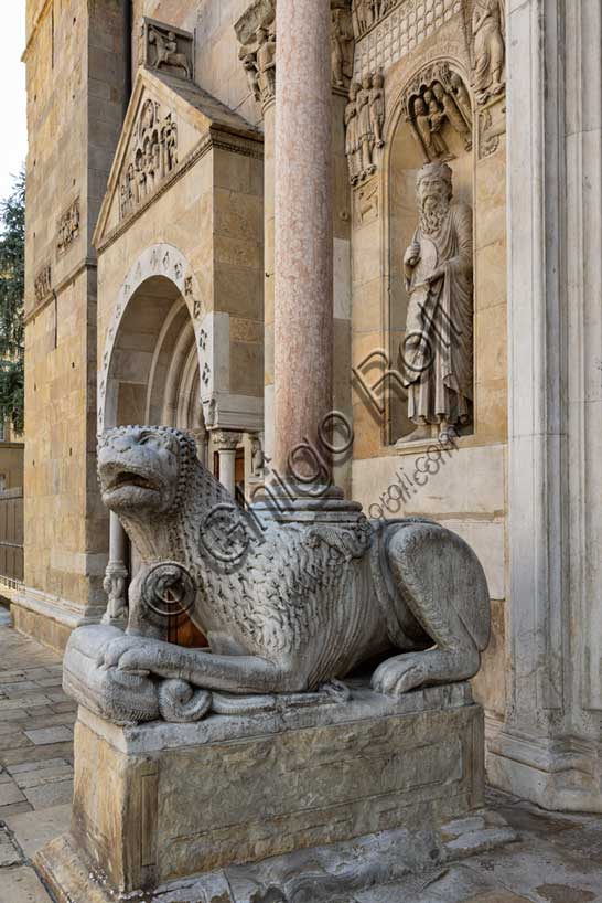 Fidenza, Duomo (Cattedrale di San Donnino), facciata, protiro: leone stiloforo di sinistra.Opera di Benedetto Antelami e bottega.