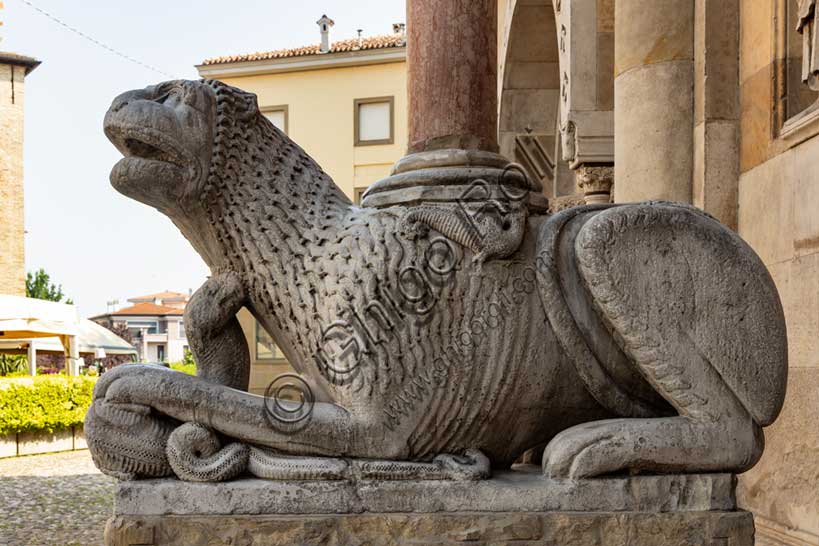 Fidenza, Duomo (Cattedrale di San Donnino), facciata, protiro: leone stiloforo di sinistra.Opera di Benedetto Antelami e bottega.