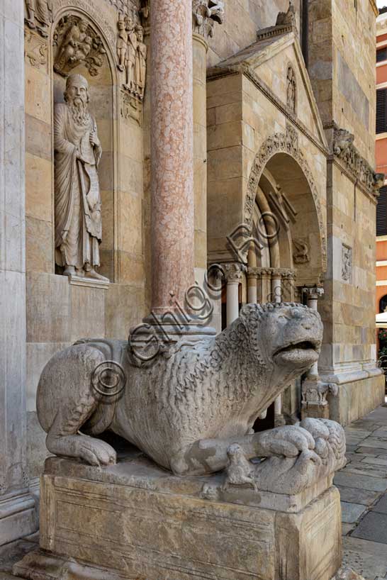 Fidenza, Duomo (Cattedrale di San Donnino), facciata, protiro: leone stiloforo di destra.Opera di Benedetto Antelami e bottega.