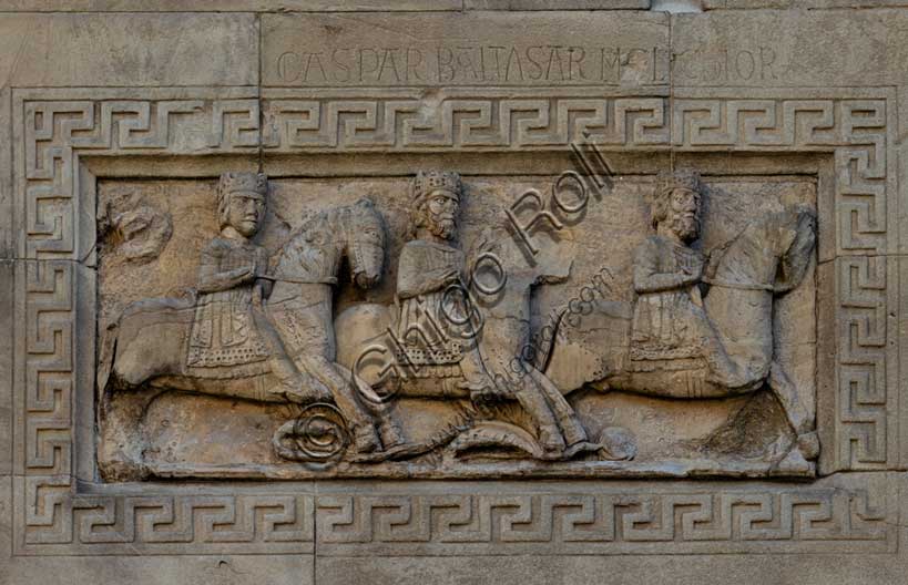 Fidenza, duomo (Cattedrale di San Donnino), facciata, sculture tra il portale sinistro e il portale maggiore: “La fuga dei Re Magi”.La lastra, incastonata in una cornice a greche scolpita nelle lastre contigue, raffigura i tre Re Magi che cavalcano da sinistra verso destra. Sulle lastre contigue superiori, sono incisi a lettere capitali i nomi dei tre personaggi: CASPAR BALTASAR MELCHIOR (Gaspar Baltasar Melchior).Il fatto che la stella che li ha guidati sino a Gesù – rappresentata da un disco (danneggiato) scolpito nell’angolo alto sinistro – sia alle loro spalle, induce a presumere che i tre personaggi stiano allontanandosi dal luogo dell’incontro col Messia, obbedendo all’avvertimento di Dio di non tornare da Erode (Mt 2,12).Opera di Benedetto Antelami e bottega.