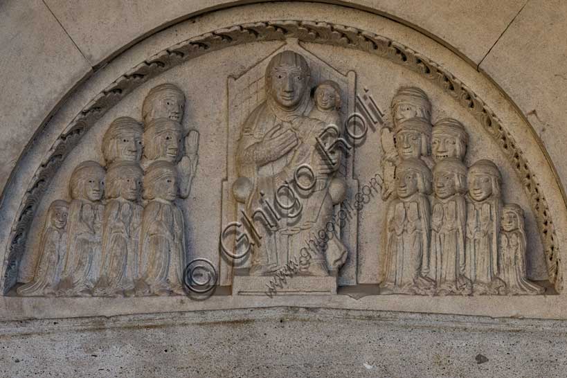 Fidenza, duomo (Cattedrale di San Donnino), ffacciata, portale sinistro: la lunetta con la “Madonna della Vita” (o Madonna odigitria o Madonna della Misericordia).Opera di Benedetto Antelami e bottega.