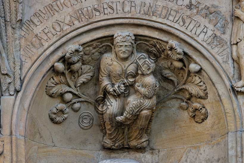 Fidenza, duomo (Cattedrale di San Donnino), nicchia: bassorilievo raffigurante una Madonna col Bambino circondata da racemi di fiori e di frutta sormontata da una scritta che ne spiega il significato teologico.Opera di Benedetto Antelami.