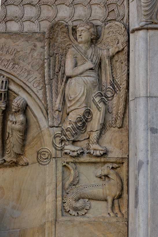 Fidenza, duomo (Cattedrale di San Donnino), sculture tra il portale maggiore e quello di sinistra vicino alla nicchia con il “Re David” di Benedetto Antelami.Particolare con le figura di un capricorno sormontata dal bassorilievo raffigurante un angelo che indica la via per Roma. 