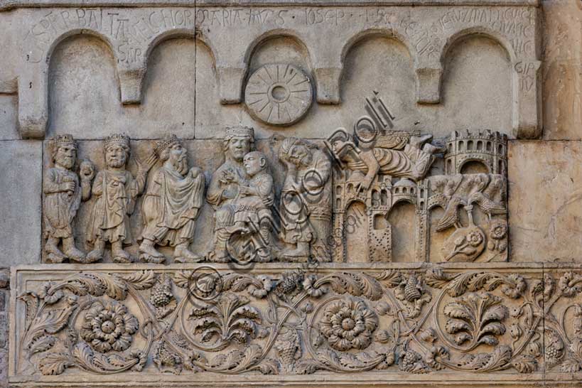 Fidenza, duomo (Cattedrale di San Donnino), sculture tra il portale maggiore e quello di sinistra: “Adorazione dei Magi e sogno di Giuseppe”. Opera di Benedetto Antelami e bottega.A sinistra si vedono i tre Re Magi che rendono omaggio al Bambino benedicente seduto sulle ginocchia della Madre in maestà; al fianco della Madonna, S. Giuseppe, seduto di profilo, che dorme.A destra, in un paesaggio caratterizzato dalla presenza di edifici, un angelo raggiunge in volo Giuseppe per parlargli in sogno. All’estrema destra, nella parte inferiore, due colombe in un giardino bevono da una fonte posate su zolle fiorite che raffigurano la terra d’Egitto.Sui due pannelli in arenaria posti sopra gli altri due, è scolpita una cornice con cinque archetti pensili e sotto quello centrale – sulle teste della Madonna e di Giuseppe – un disco a forma di macina da mulino simboleggia la stella che indicò la via ai Re Magi.Sugli archetti sono incise a lettere capitali le iscrizioni seguenti: CASPAR . BALTA SAR . MELCHIOR MARIA . IHVS IOSEP. +S[VR]GE . ACIPE PVERV . 7MATREM . EJ . ETVADE / . INE / GIP /TV (Gaspar Baltassar Melchior Maria Iesus Ioseph +Surge accipe puerum et matrem ejus et vade in Aegyptum[Mt 2,13]).