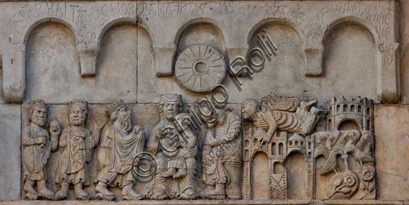 Fidenza, duomo (Cattedrale di San Donnino), sculture tra il portale maggiore e quello di sinistra: “Adorazione dei Magi e sogno di Giuseppe”. Opera di Benedetto Antelami e bottega.A sinistra si vedono i tre Re Magi che rendono omaggio al Bambino benedicente seduto sulle ginocchia della Madre in maestà; al fianco della Madonna, S. Giuseppe, seduto di profilo, che dorme.A destra, in un paesaggio caratterizzato dalla presenza di edifici, un angelo raggiunge in volo Giuseppe per parlargli in sogno. All’estrema destra, nella parte inferiore, due colombe in un giardino bevono da una fonte posate su zolle fiorite che raffigurano la terra d’Egitto.Sui due pannelli in arenaria posti sopra gli altri due, è scolpita una cornice con cinque archetti pensili e sotto quello centrale – sulle teste della Madonna e di Giuseppe – un disco a forma di macina da mulino simboleggia la stella che indicò la via ai Re Magi.Sugli archetti sono incise a lettere capitali le iscrizioni seguenti: CASPAR . BALTA SAR . MELCHIOR MARIA . IHVS IOSEP. +S[VR]GE . ACIPE PVERV . 7MATREM . EJ . ETVADE / . INE / GIP /TV (Gaspar Baltassar Melchior Maria Iesus Ioseph +Surge accipe puerum et matrem ejus et vade in Aegyptum[Mt 2,13]).