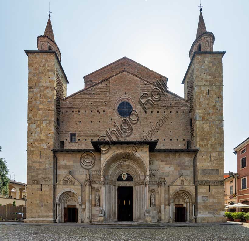 Fidenza, Duomo (Cattedrale di San Donnino): veduta della facciata.