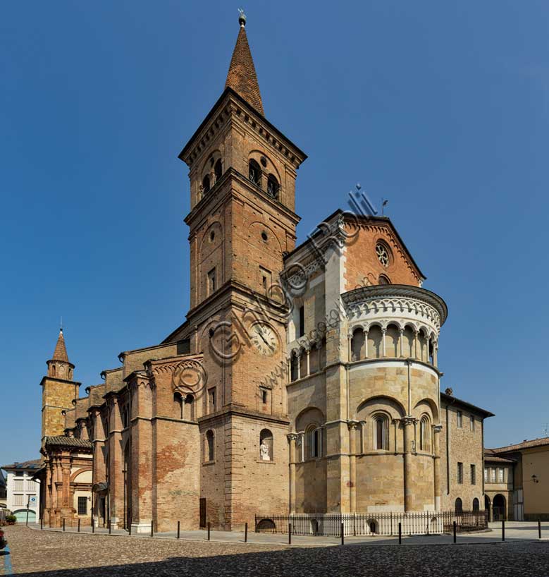 Fidenza, Duomo (Cattedrale di San Donnino): veduta dell’abside e del fianco meridionale.