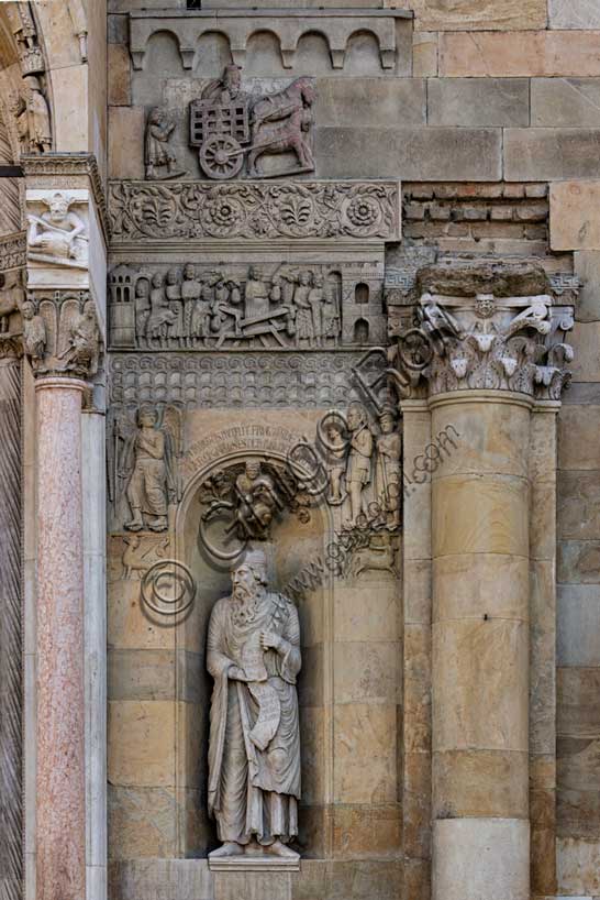 Fidenza, duomo (Cattedrale di San Donnino):“Il Profeta Ezechiele” di Benedetto Antelami.Il profeta sorregge un cartiglio che rimanda al significato della chiesa come "Porta del Cielo"; vi si legge: Ezechiel Propheta; vidi portam in domo Domini clausam (Ezechiele Profeta; ho visto chiusa la porta nella casa del Signore). Nella calotta della nicchia è posto un bassorilievo raffigurante una Madonna col Bambino circondata da racemi di fiori e di frutta sormontata da una scritta che ne spiega il significato teologico.Ai lati della nicchia, sempre in simmetria con la parte sinistra della facciata, vediamo due formelle rappresentanti un'arpia e un centauro che colpisce un cervo, e, più in alto, la figura di un Angelo intento verosimilmente ad indicare ad una famiglia di pellegrini poveri la strada della via francigena.Sopra una fascia ornata con motivi geometrici é il bassorilievo del “Miracolo della donna gravida”.Ancora più in alto: "Il profeta Elia rapito in cielo con il suo carro e seguito da Eliseo, suo principale discepolo" 