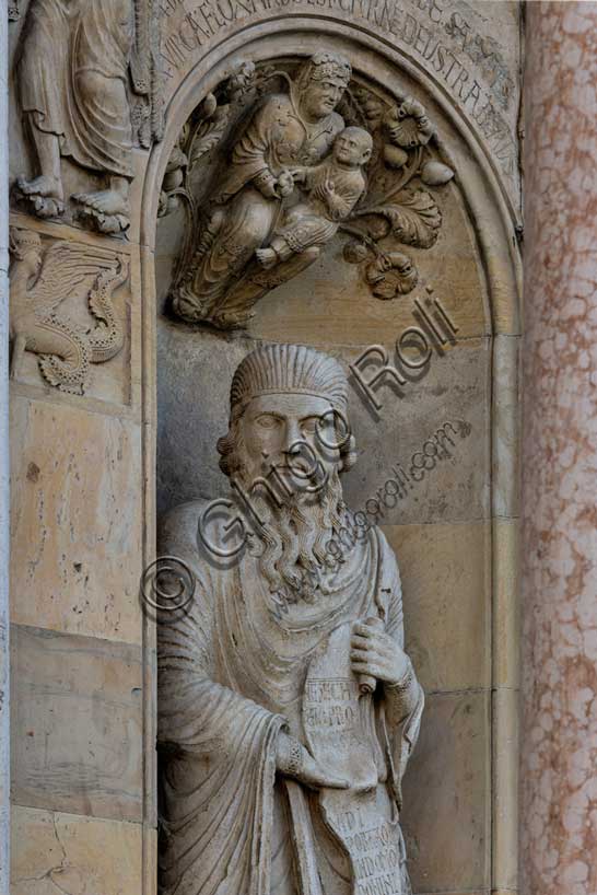 Fidenza, duomo (Cattedrale di San Donnino):“Il Profeta Ezechiele” di Benedetto Antelami.Il profeta sorregge un cartiglio che rimanda al significato della chiesa come "Porta del Cielo"; vi si legge: Ezechiel Propheta; vidi portam in domo Domini clausam (Ezechiele Profeta; ho visto chiusa la porta nella casa del Signore). Nella calotta della nicchia è posto un bassorilievo raffigurante una Madonna col Bambino circondata da racemi di fiori e di frutta sormontata da una scritta che ne spiega il significato teologico.