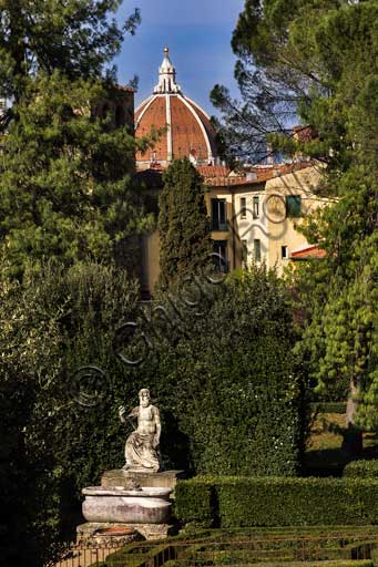 Firenze, Giardini di Boboli, L'Orto di Giove: Statua di Giove seduto, di Baccio Bandinelli (1556). Sullo sfondo la cupola della Cattedrale di Santa Maria del Fiore.