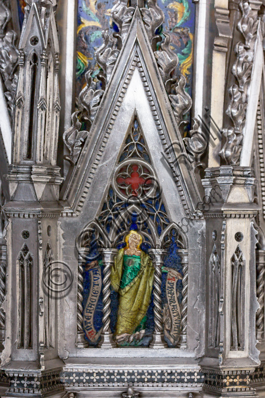 Firenze, Museo dell'Opera del Duomo (Santa Maria del Fiore): “Altare d'argento del Tesoro di San Giovanni (1367 - 1483)”, di maestri fiorentini.Pilastro angolare destro: placchetta smaltata entro finestrella a guglia con figura di sibilla che regge il motto  “(mitto angelum meum ANTE FACIEM TUAM QUI PRAEPARABIT VIAM TUAM”.